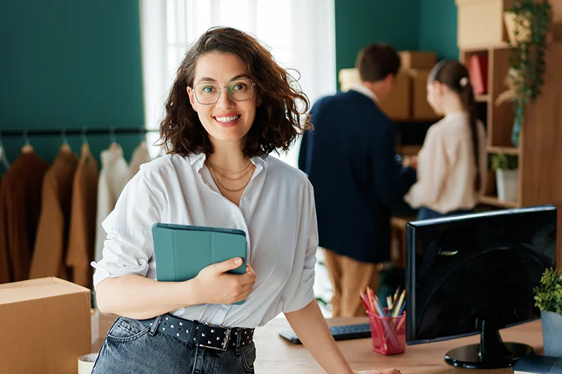 Profissional empreendedora trabalhando em estratégias digitais